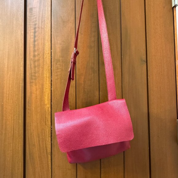 M0851 Red Crossbody leather flat bag - Picture 1 of 2